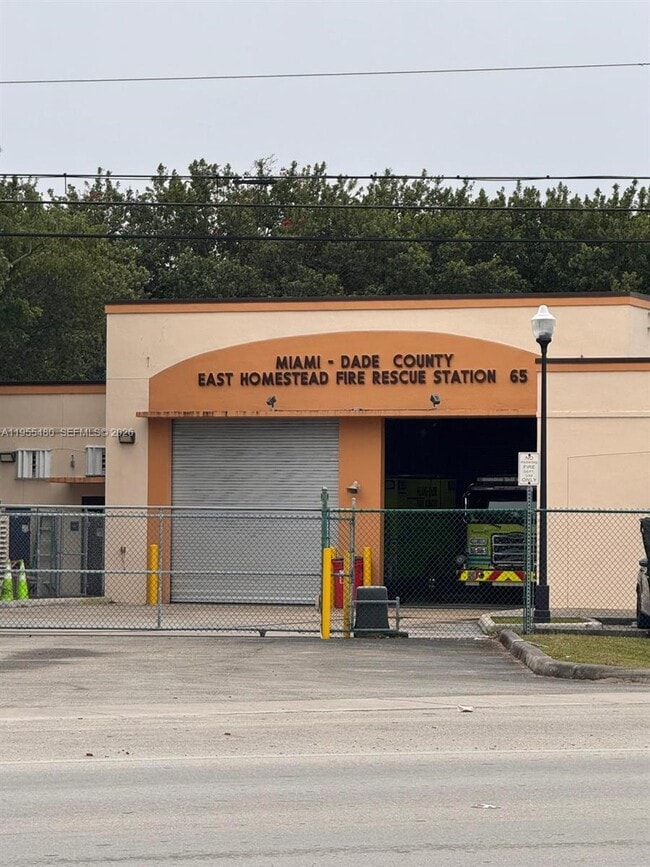 Building Photo - 2721 SE 26th Rd