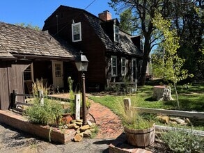 Building Photo - 3 Bedroom, 2.5 Bathroom Home in Cedar Crest