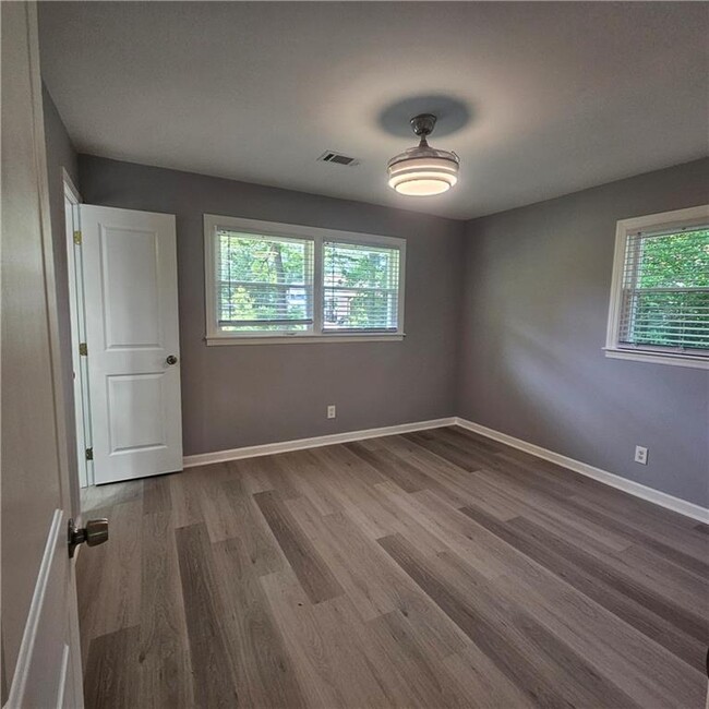 Building Photo - 3047 Menlo Park Dr