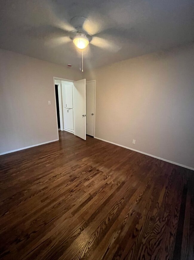 Building Photo - One bedroom condo with garage off Ocean Blvd.