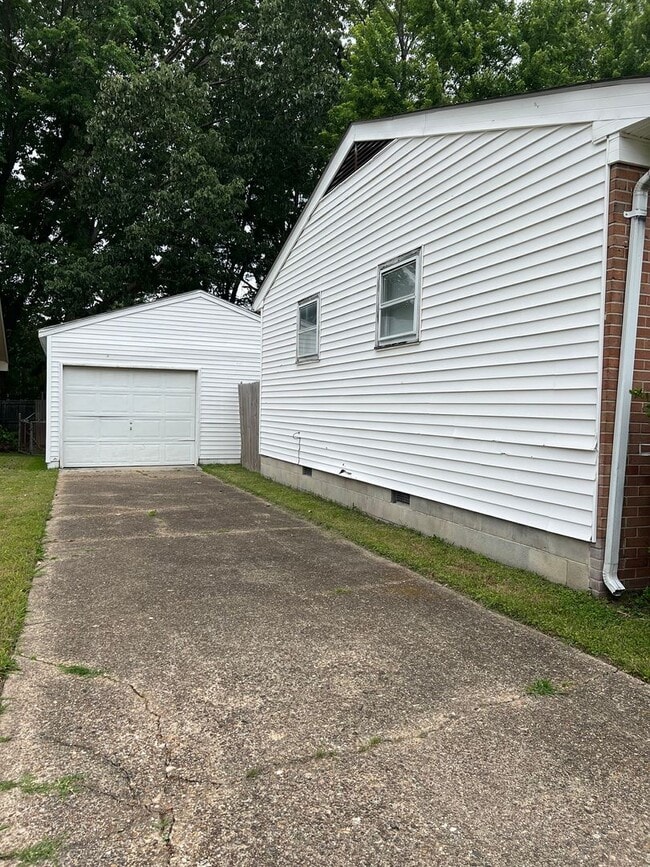Building Photo - 223 Larissa Dr