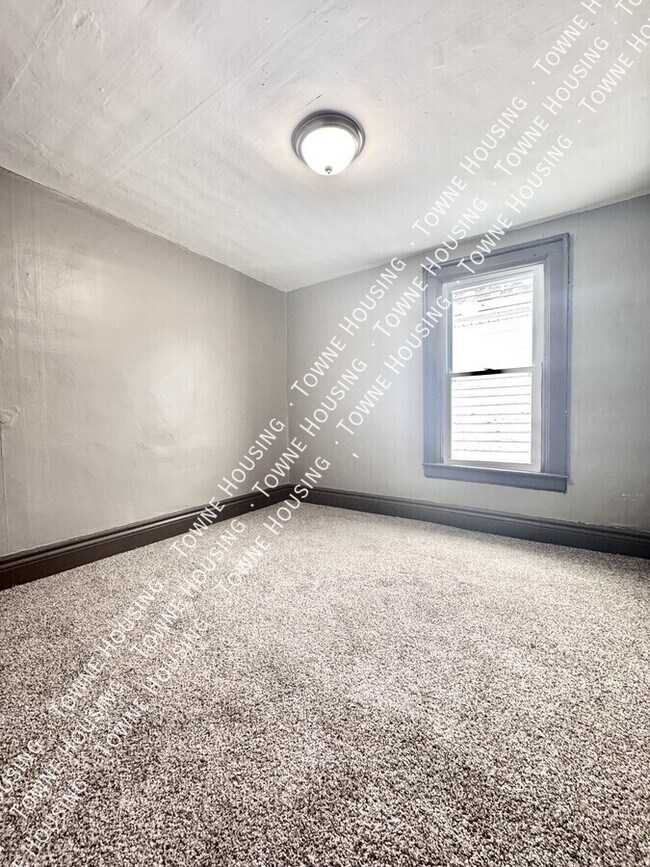 Building Photo - 10 Parkview Ave