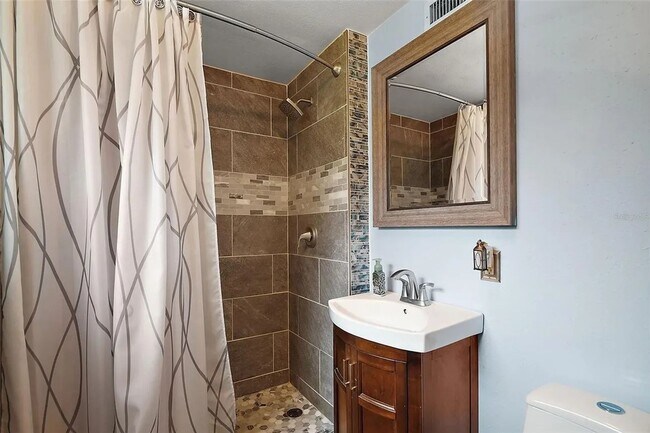 Building Photo - BEAUTIFUL 4BED 2BATH HOME WITH DETACHED OF...