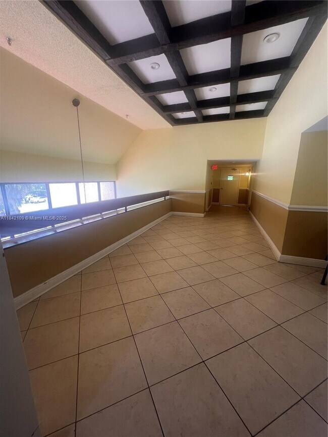 Building Photo - 220 Lakeview Dr