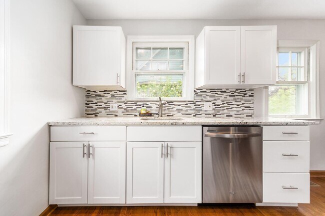 Building Photo - 230 E Royal Forest Blvd