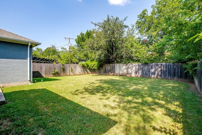 Building Photo - Amazing Student Housing- 4 Bed, 2 Bath Hom...