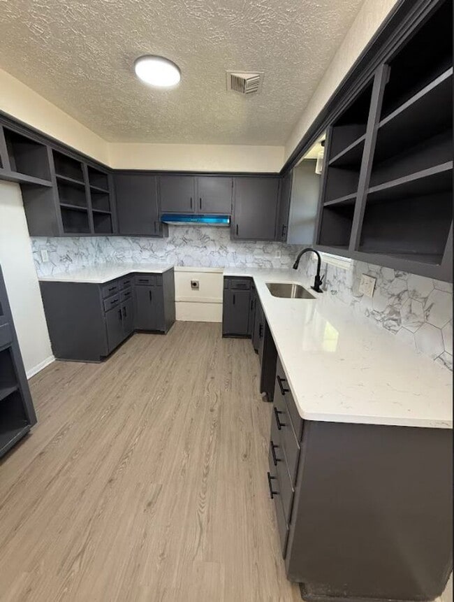 Building Photo - 5 Bedroom 2 Bath Available!!