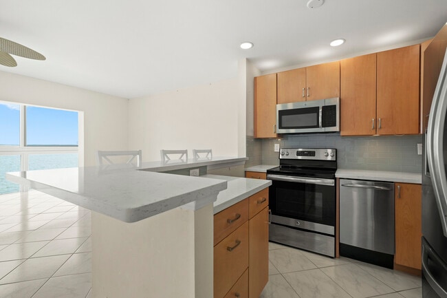 Building Photo - 400 Wilma Cir