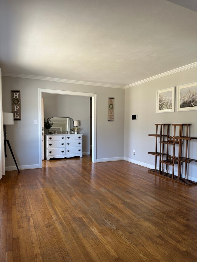 Building Photo - 15394 Rollingwood Dr