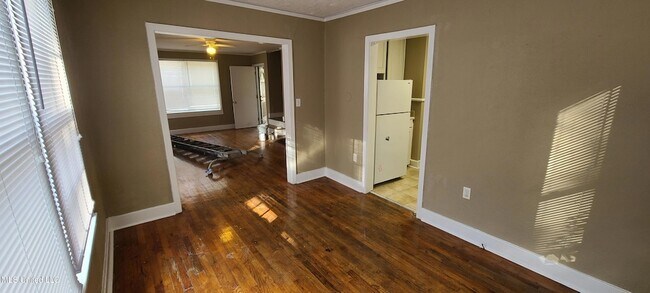 Building Photo - 327 Decelle St