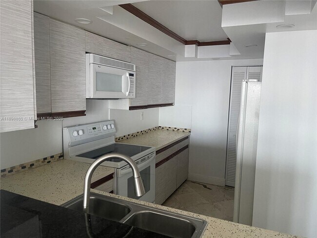 Building Photo - 1717 N Bayshore Dr