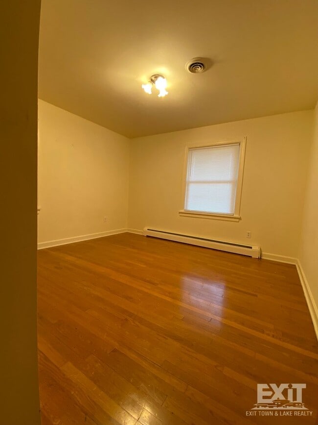 Building Photo - Well Maintained brick ranch home