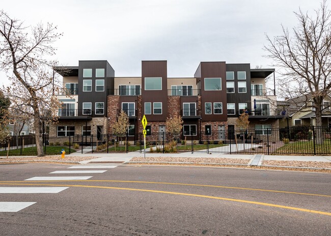 Building Photo - Urbanite Living at It's Finest Westside Lu...