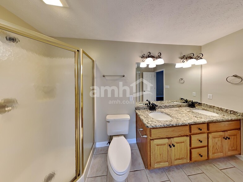 Building Photo - 1084 Pinehurst Dr