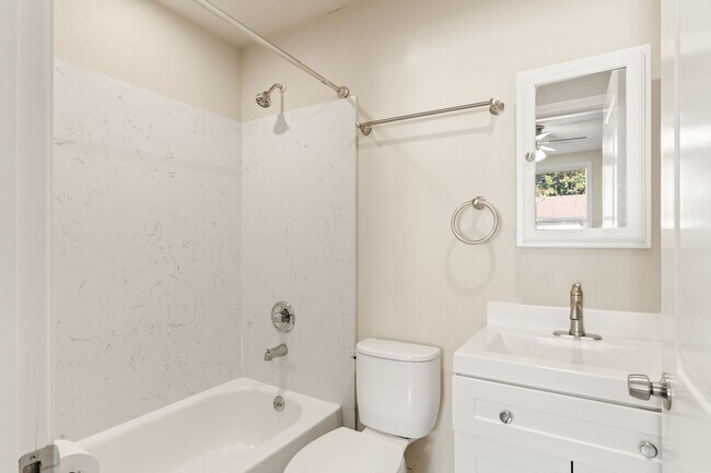 Building Photo - Modern 2 Bedroom in Alameda w/ Parking!