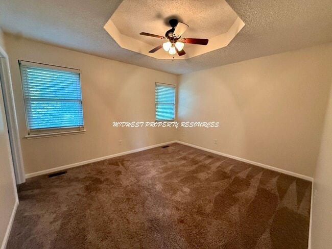 Building Photo - 719 S Park Dr