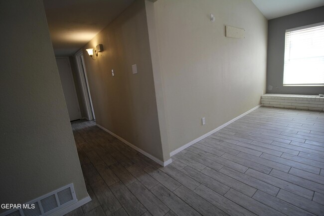 Building Photo - 351 Duanesburg St