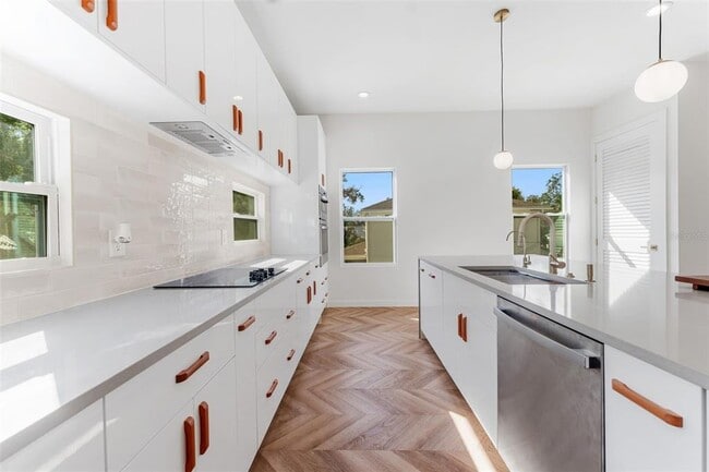 Building Photo - 102 W Adalee St