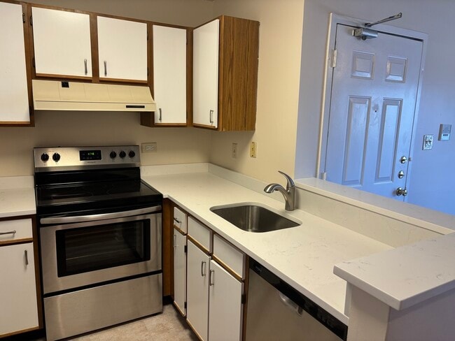 Building Photo - 1905 N Hicks Rd