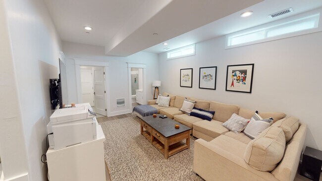 Building Photo - 3bed/3.5 Bath School Year Rental