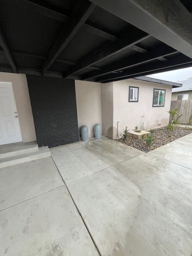 Building Photo - 916 N Mooney Blvd