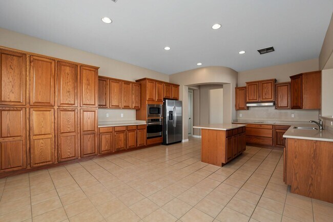 Building Photo - Welcome to this inviting Phoenix Rental - Available!
