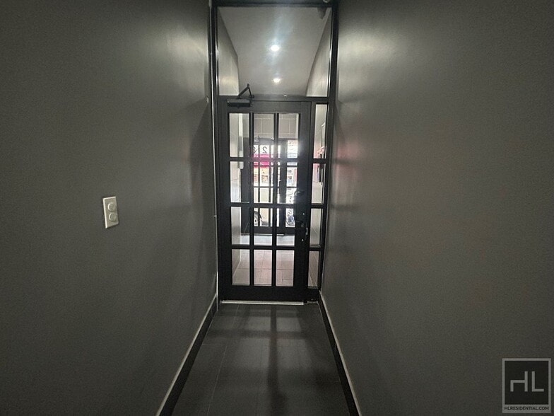 Building Photo - E 89 St Avail. NOW - Close by 4/5/6/Q, Who...
