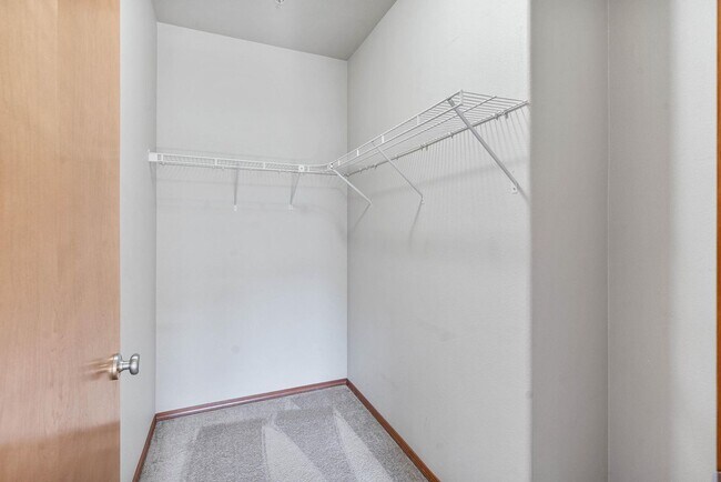 Building Photo - Immaculate 2-bdrm/2-bath, 2nd-floor, corner-unit condo in Bethany Village.  In-unit laundry, deed...