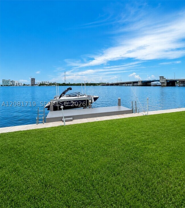 Building Photo - 8041 NE Bayshore Ct