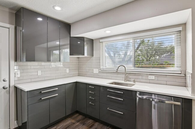 Building Photo - 5900 Gateshead Dr