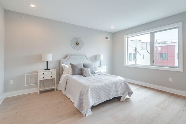 Building Photo - Northern Liberties Townhome with Parking