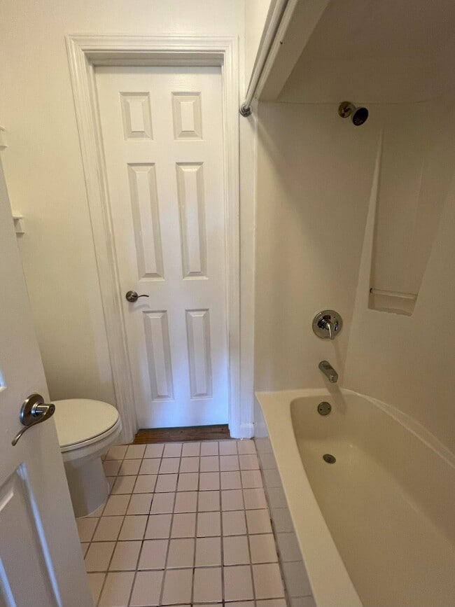 Building Photo - 108 Southlake Ct