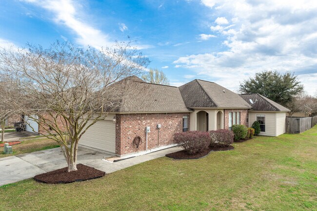 Building Photo - 735 Fall Creek Dr