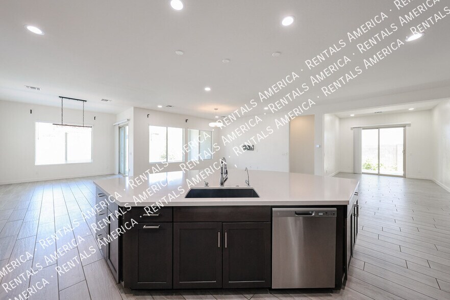 Building Photo - 1530 E San Carlos Way