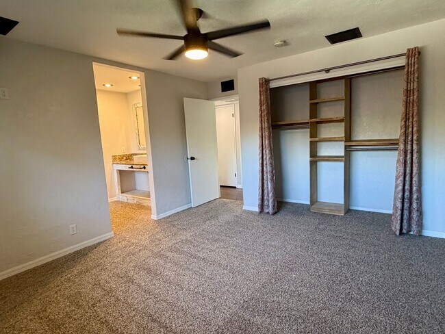 Building Photo - 224 Larkspur St
