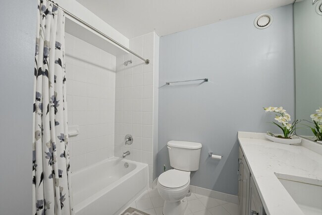 Building Photo - 345 N La Salle Dr