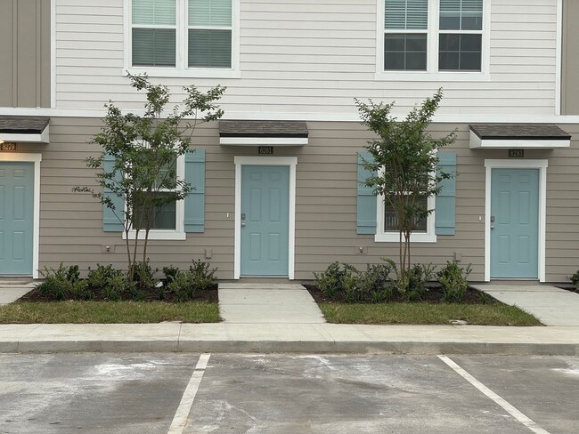 Primary Photo - Newer Townhome for rent In Equinox West