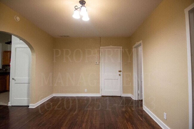 Building Photo - Cute Upstairs 2-Bed Apartment located down...
