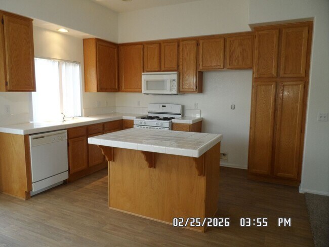 Building Photo - 3 Bedrooms, 2 Bathrooms, Approx 1582 sq. ft., 2 Car Garage, Fenced Back Yard, Rock-scaped Front Y...