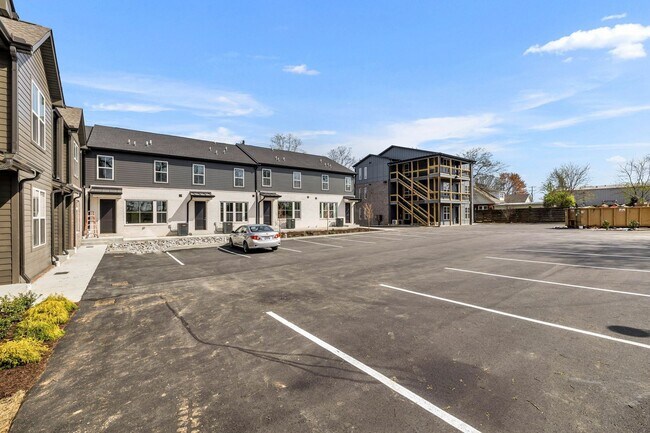 Building Photo - 425 Veritas St