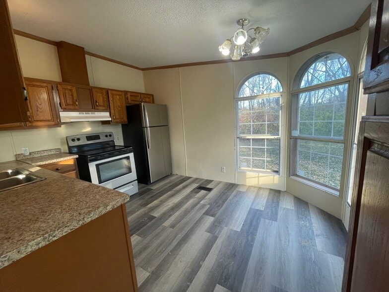 Building Photo - 1350 Pami St