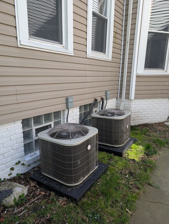 Building Photo - 1851 W 52nd St