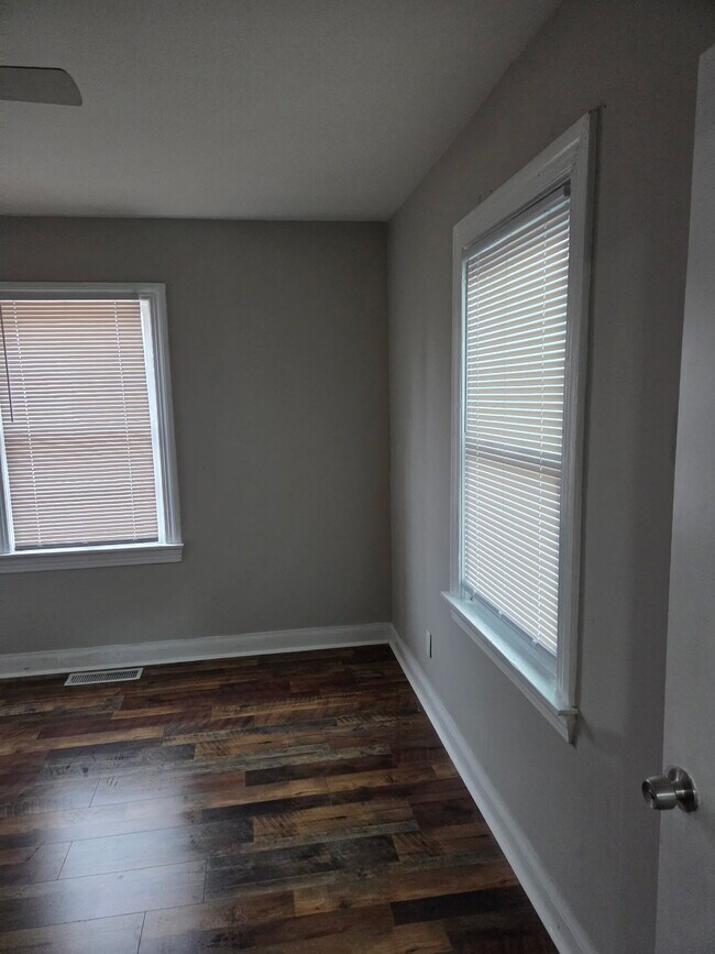 Building Photo - 4879 Charlotte Dr