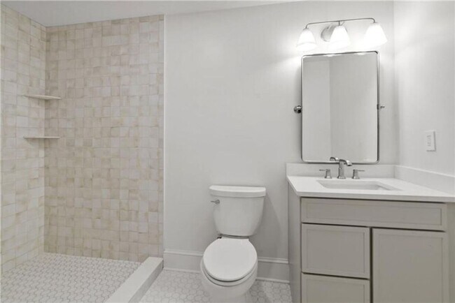 Building Photo - Designer Living with Charm in North Buckhead