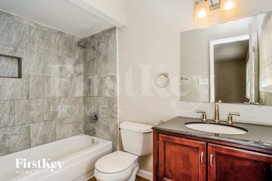 Building Photo - 7000 Wildbriar Ct E