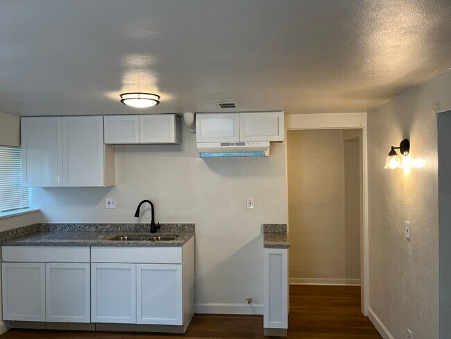 Building Photo - 1 bedroom apartment in Rockford available