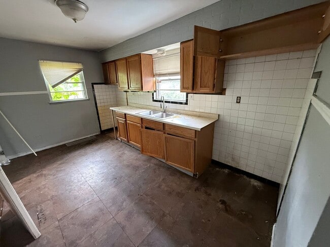Building Photo - 912 Slosson St
