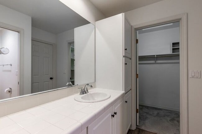 Building Photo - 9729 NW Miller Hill Dr