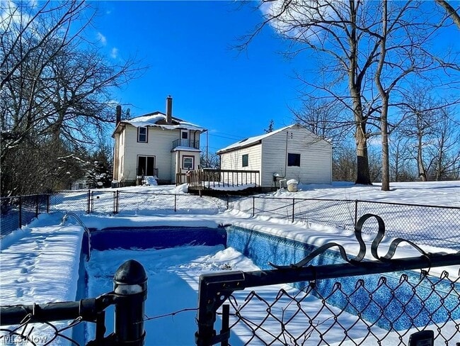 Building Photo - 250 Center Rd