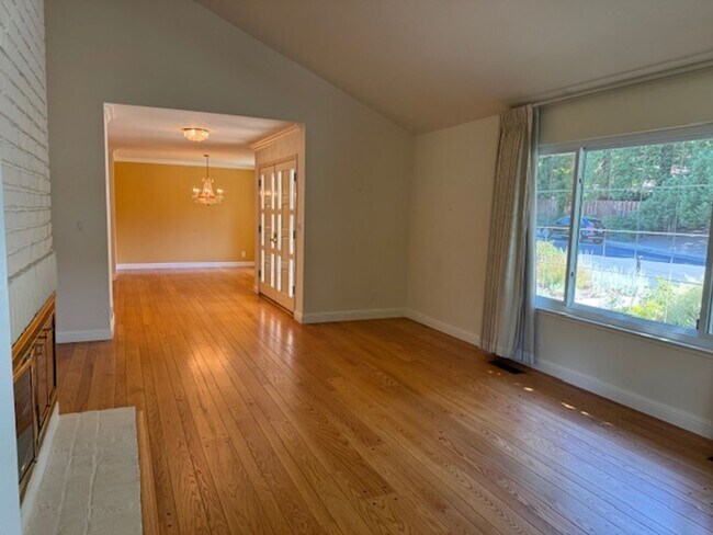Building Photo - Single level home with pool in Whitegate c...
